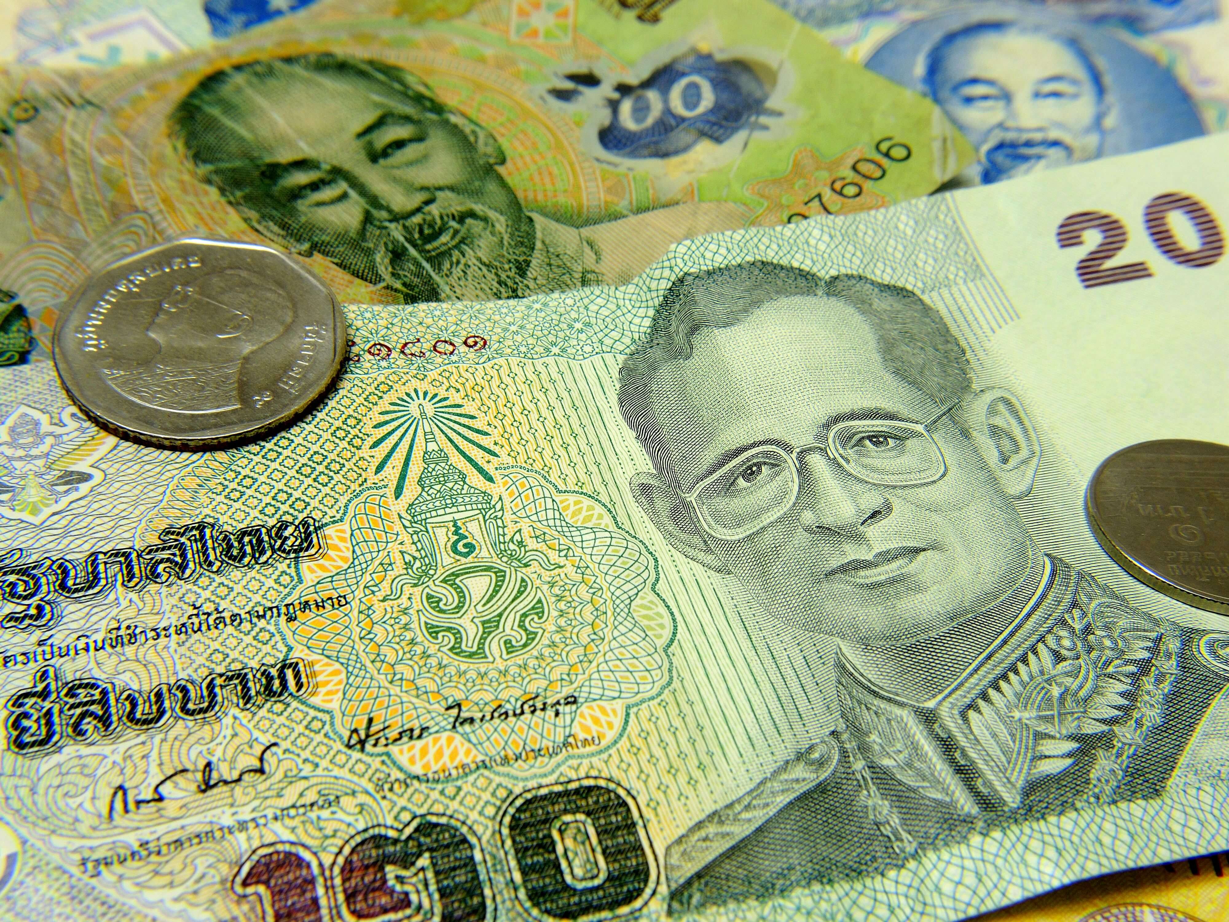 Деньги в бангкоке. Таиланд валюта бат. Тайланд валюта тайский бат. Таиландский бат купюры. 100 Бат Тайланд.